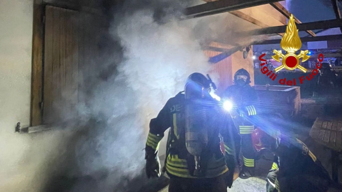 Taverna in fiamme: cortina di fumo invade la casa - 
