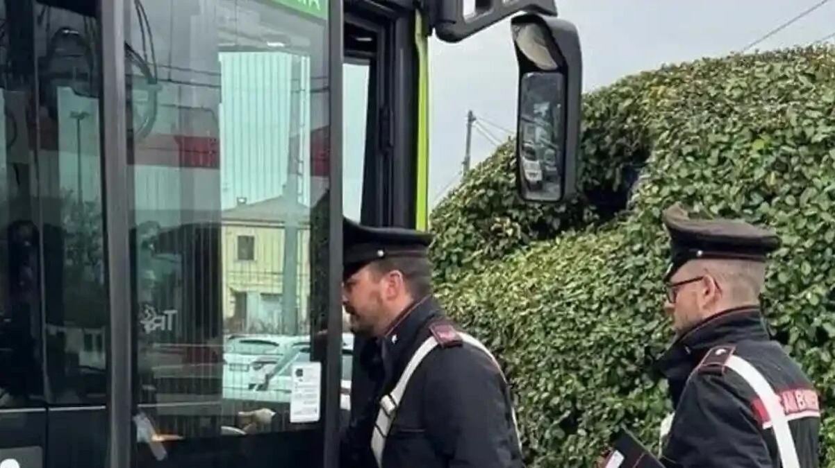 Sassaiola contro un autobus, lunotto sfondato e una passeggera ferita: cos'è successo - 
