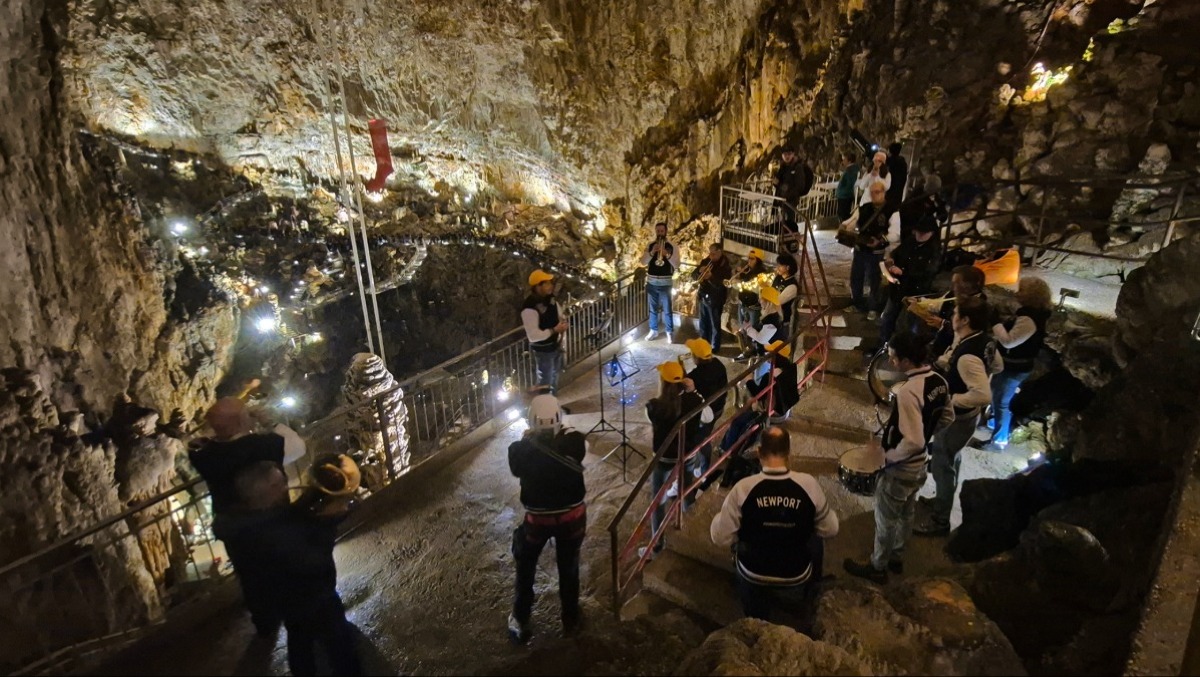 Befana "speleologa" si cala nelle profondità della Grotta Gigante: un'epifania da non perdere - 