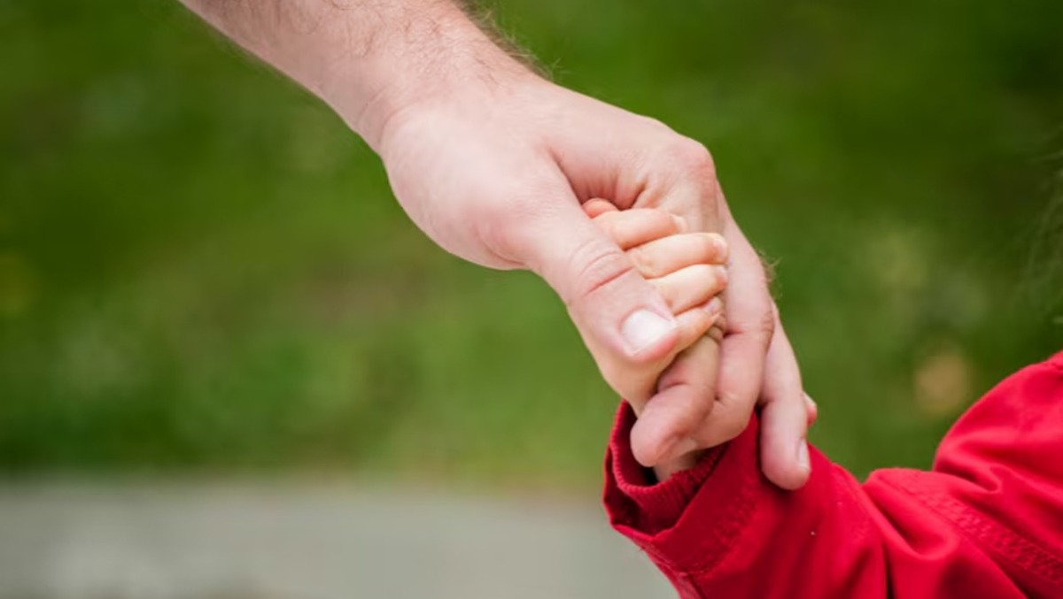 Rapita e portata in Spagna dalla madre: bimba di 9 anni riabbraccia il papà dopo un anno - 