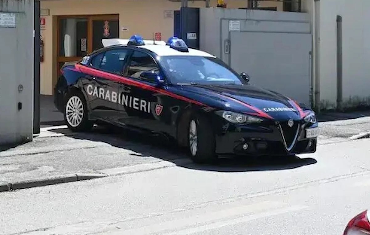 Prende il coltello da cucina, devasta la casa e minaccia di morte il fratello: cos'è successo - 