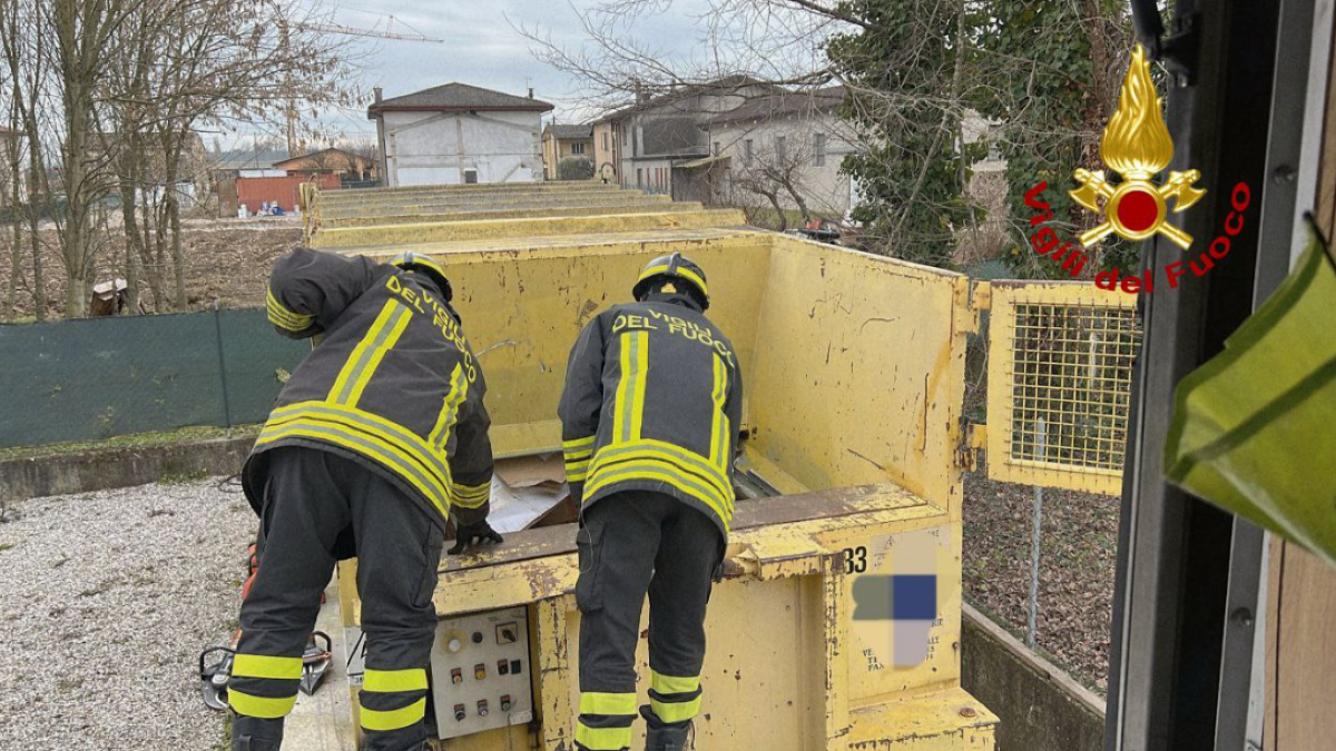 Precipita all’interno di un autocompattatore di carta in azienda e muore - Le immagini dei soccorsi