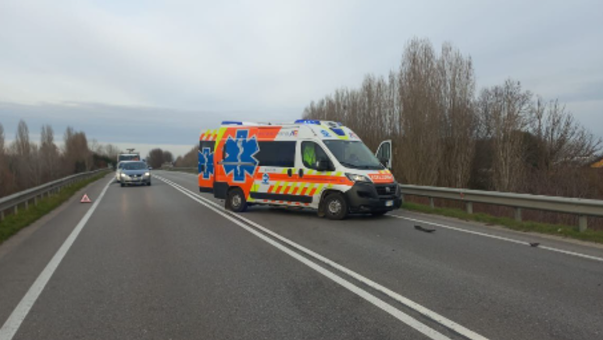 Incidente stradale tra due auto con feriti: aggiornamenti sul traffico - Le immagini dei soccorsi