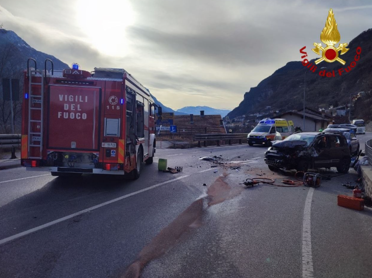 Frontale tra un’auto e un tir: conducente intrappolata tra le lamiere del veicolo - Le immagini dell'incidente