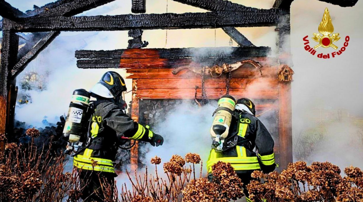 Capanno prende fuoco e viene avvolto dalle fiamme: paura per la casa accanto - 