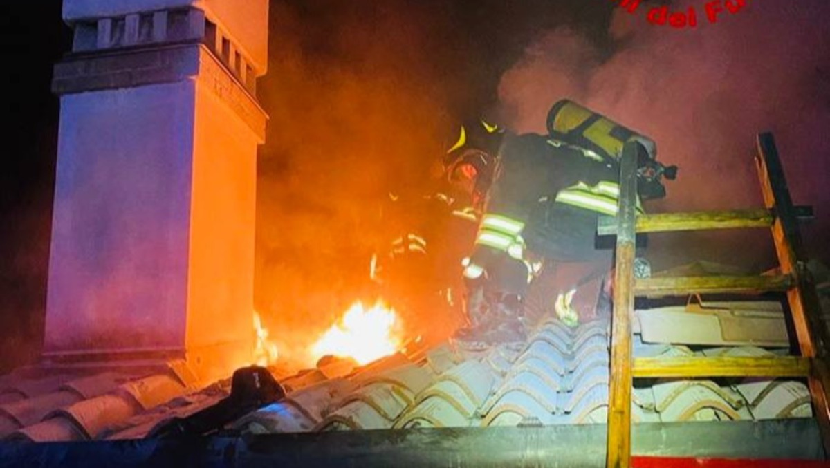 Tremendo incendio nel sottotetto di un appartamento: una persona intossicata dal fumo - VIDEO - 