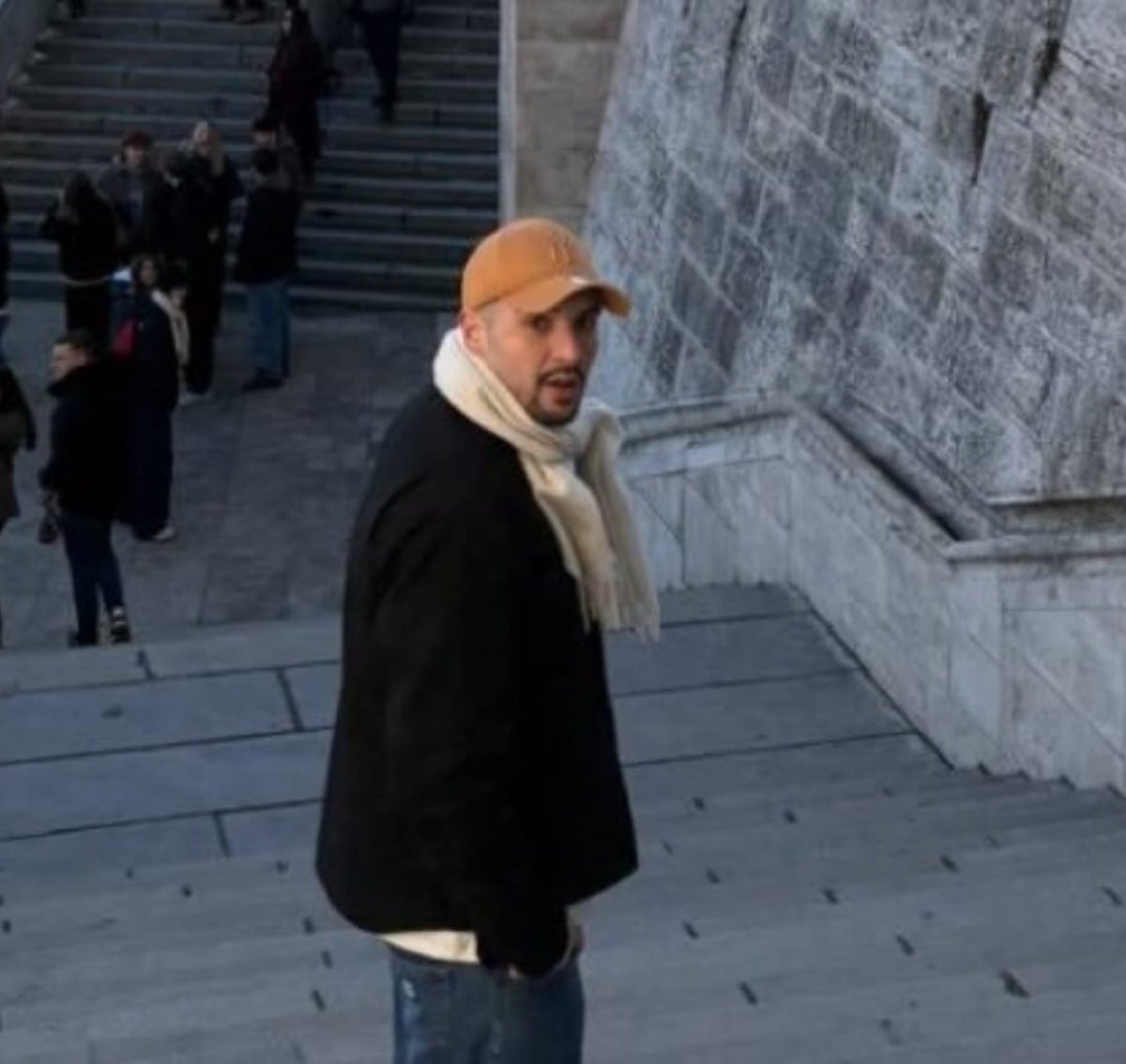 Stroncato nel sonno a 25 anni durante una vacanza con amici: chi era Enrico - 