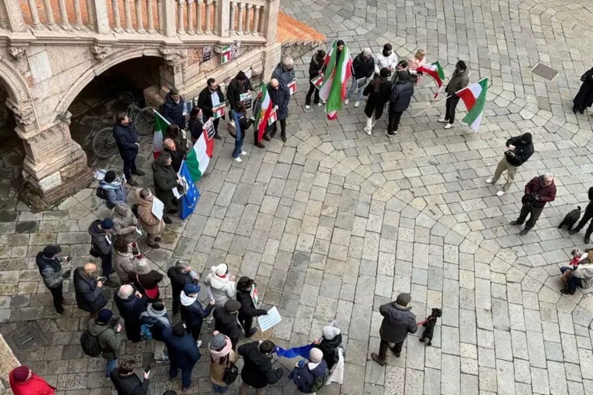 Proteste in centro a Verona al grido "Iran per la libertà": presente anche il sindaco - Ansa