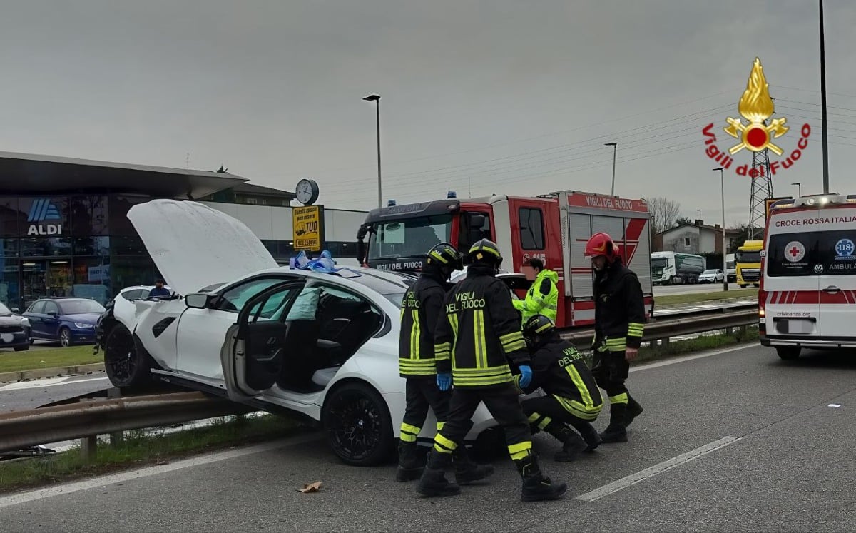 Auto perde il controllo e vola sul guard-rail: un ferito e traffico rallentato - 