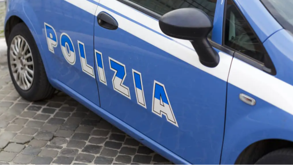 Accoltella la moglie, poi si taglia la gola: 63enne trovata in una pozza di sangue dalla vicina - 