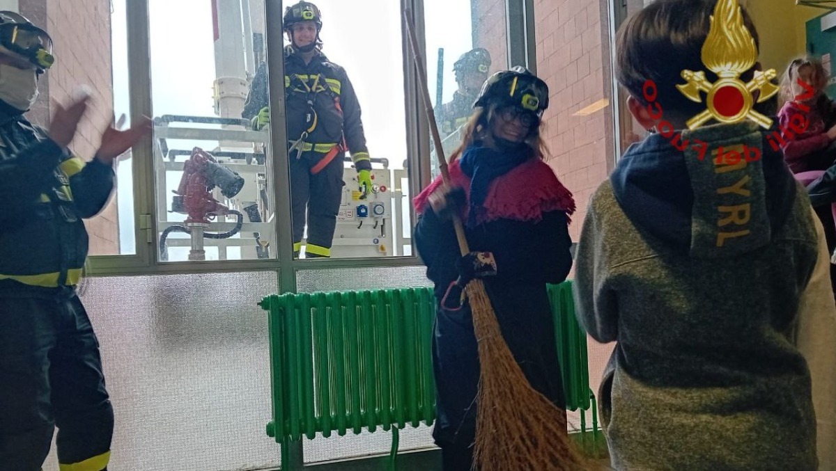Befana salvata dai Vigili del fuoco: sopresa per i bambini del reparto pediatrico di Rovigo - VIDEO - 