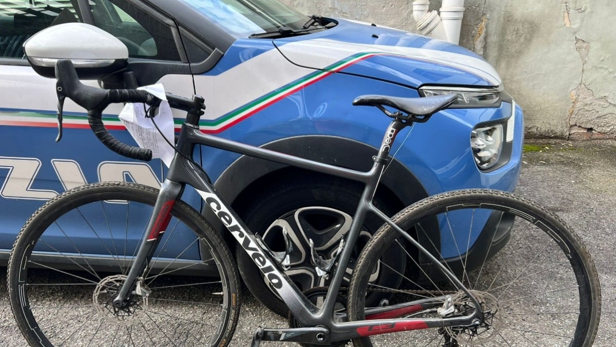 Rubate due bici dal giardino di una casa: ritrovate all'ex caserma Cavarzerani