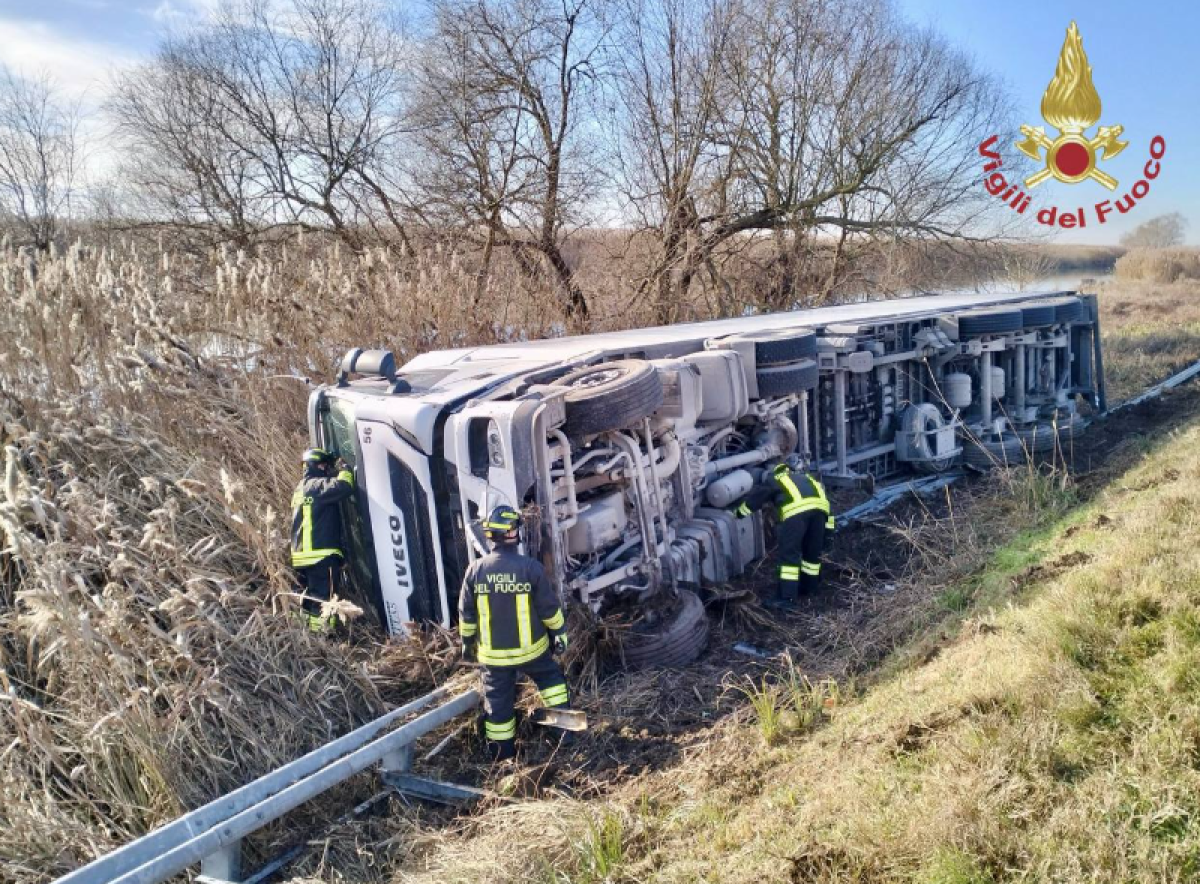 Incidente stradale, perde il controllo del Tir e finisce fuori strada ribaltandosi