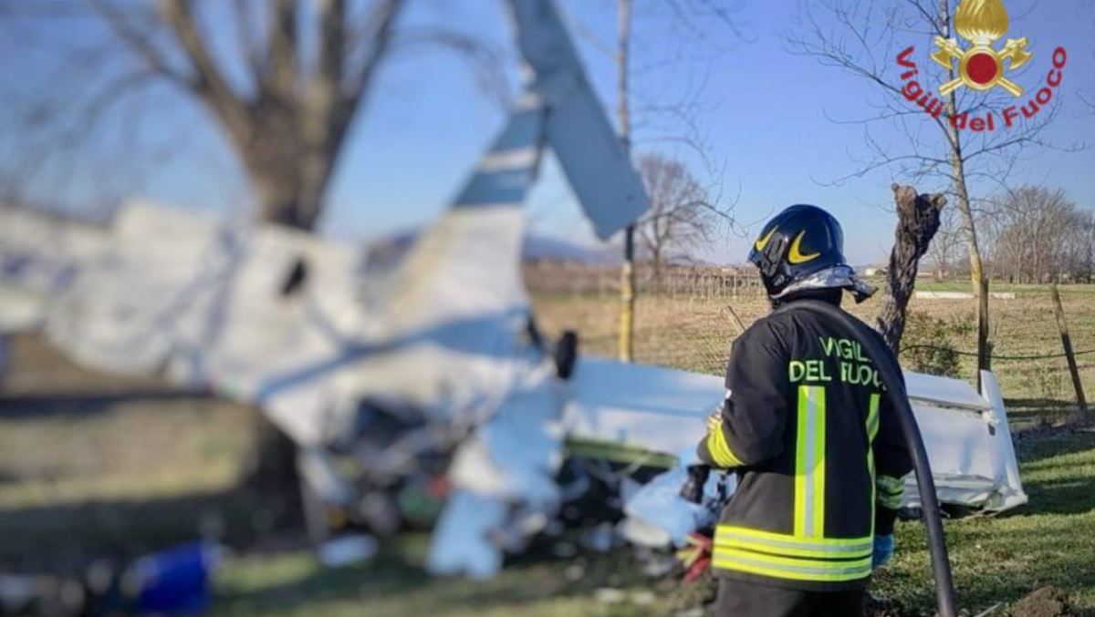 Ultraleggero precipita: si schianta contro un albero, pilota bloccato tra le lamiere - 
