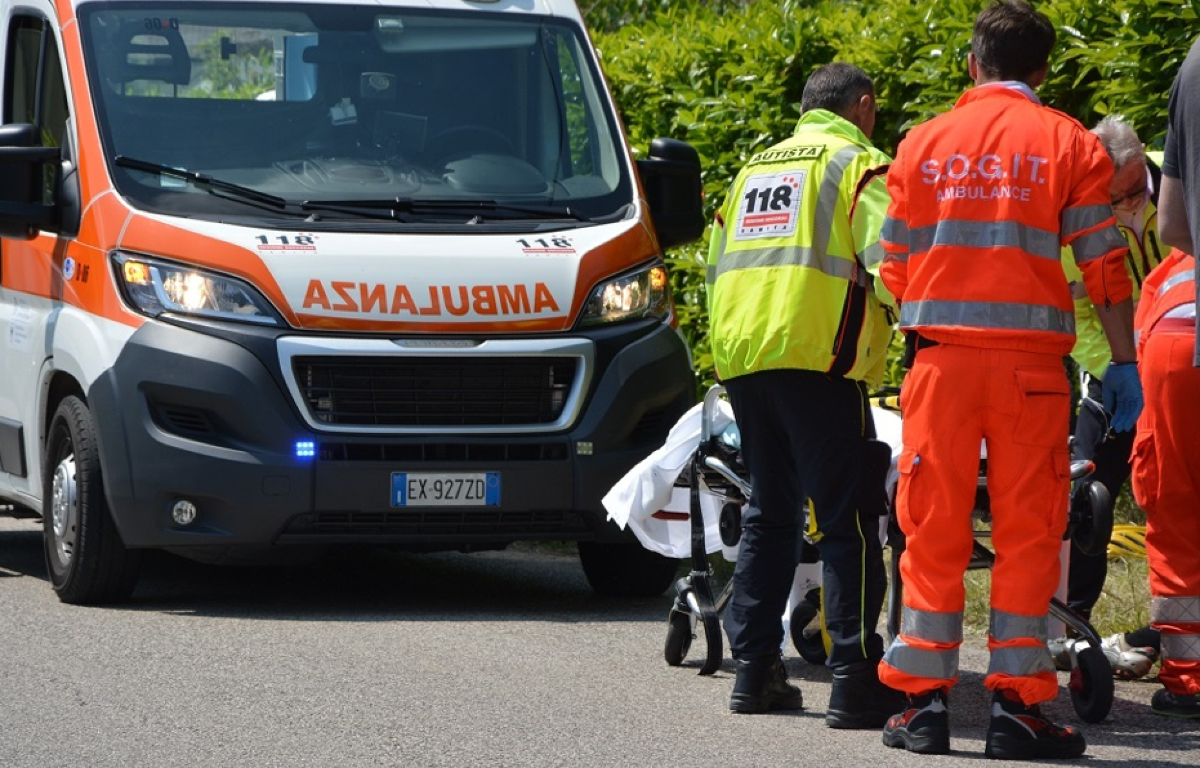 Autobus investe una donna mentre attraversa le strisce pedonali - 