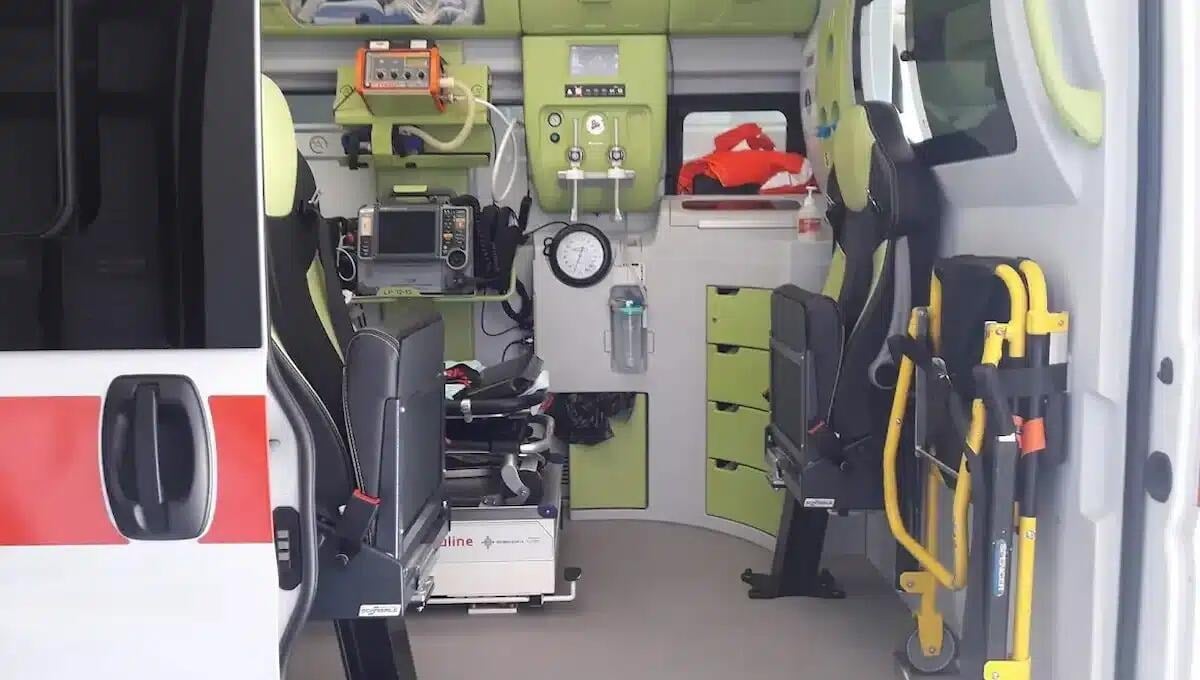 Corriere investe operaio col furgone: 60enne in ospedale, cos'è successo - 