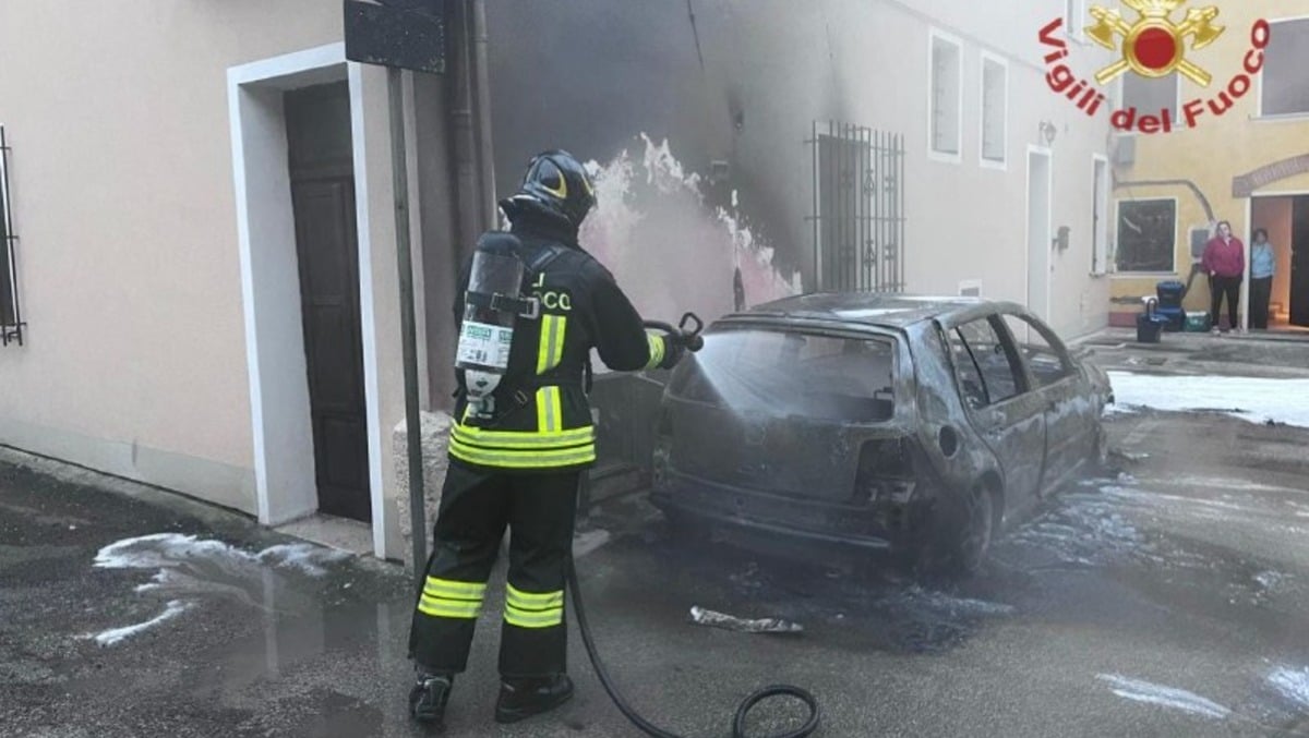 Auto a fuoco in centro abitato: bruciano anche tubi del gas e cavi elettrici, disagi alle famiglie - 