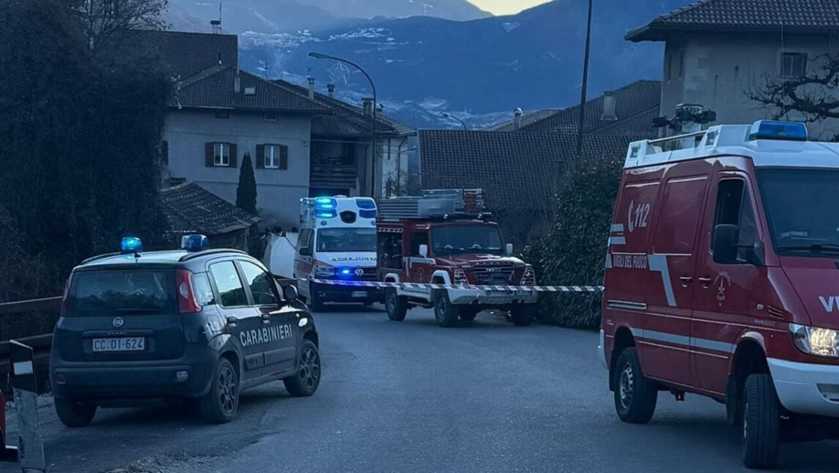 Travolto da un'auto mentre cammina a bordo strada: 78enne in condizioni critiche - 