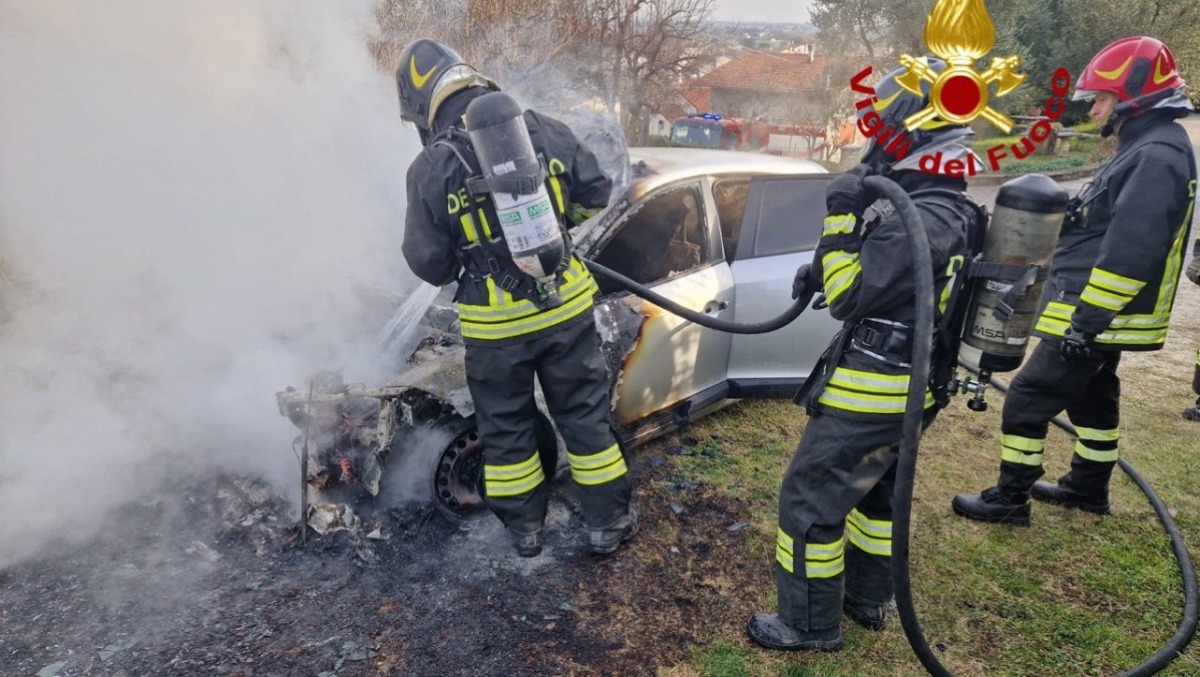 Fiamme divorano un’auto in strada, conducente in salvo | VIDEO