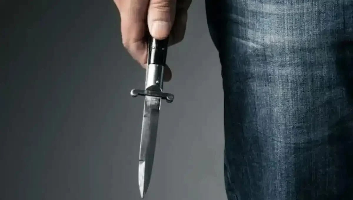 Accoltella l'ex moglie sotto gli occhi dei figli, poi si costituisce: cos'è successo - 