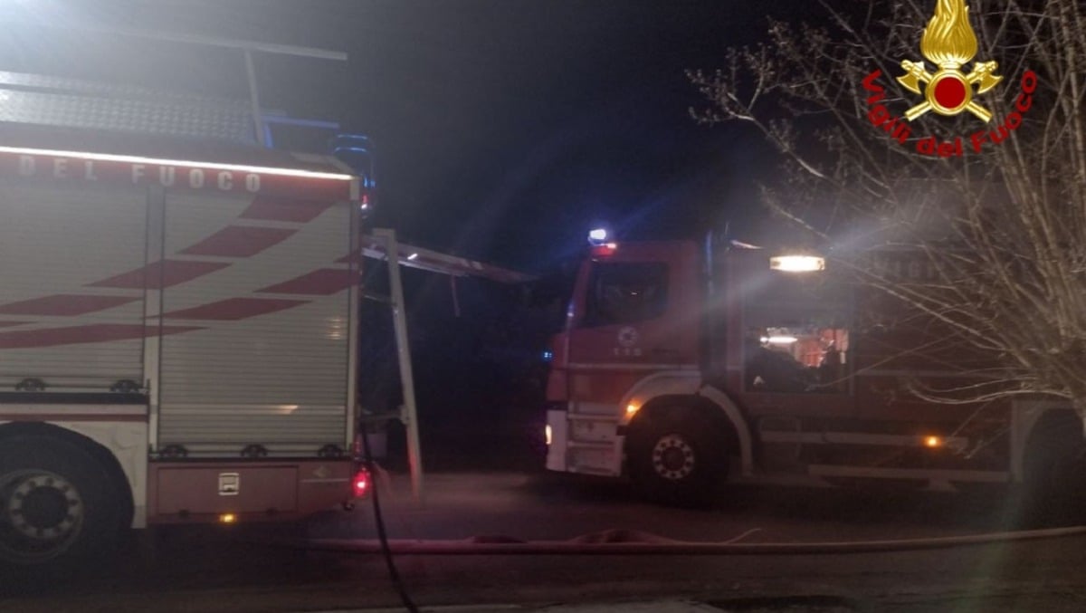 Ricovero attrezzi in fiamme nella notte: il fuoco sfiora l'abitazione vicina - 