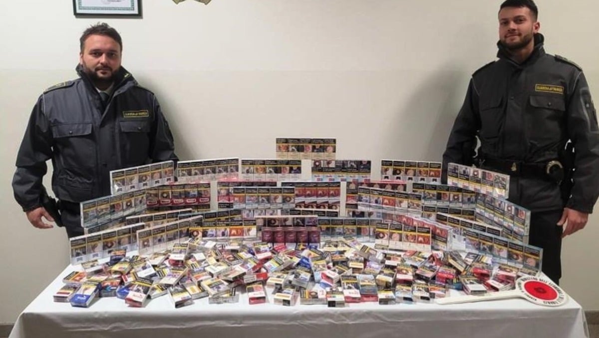 Girava in stazione con un sacco giallo stracolmo: dentro 501 pacchetti di sigarette rubati - 