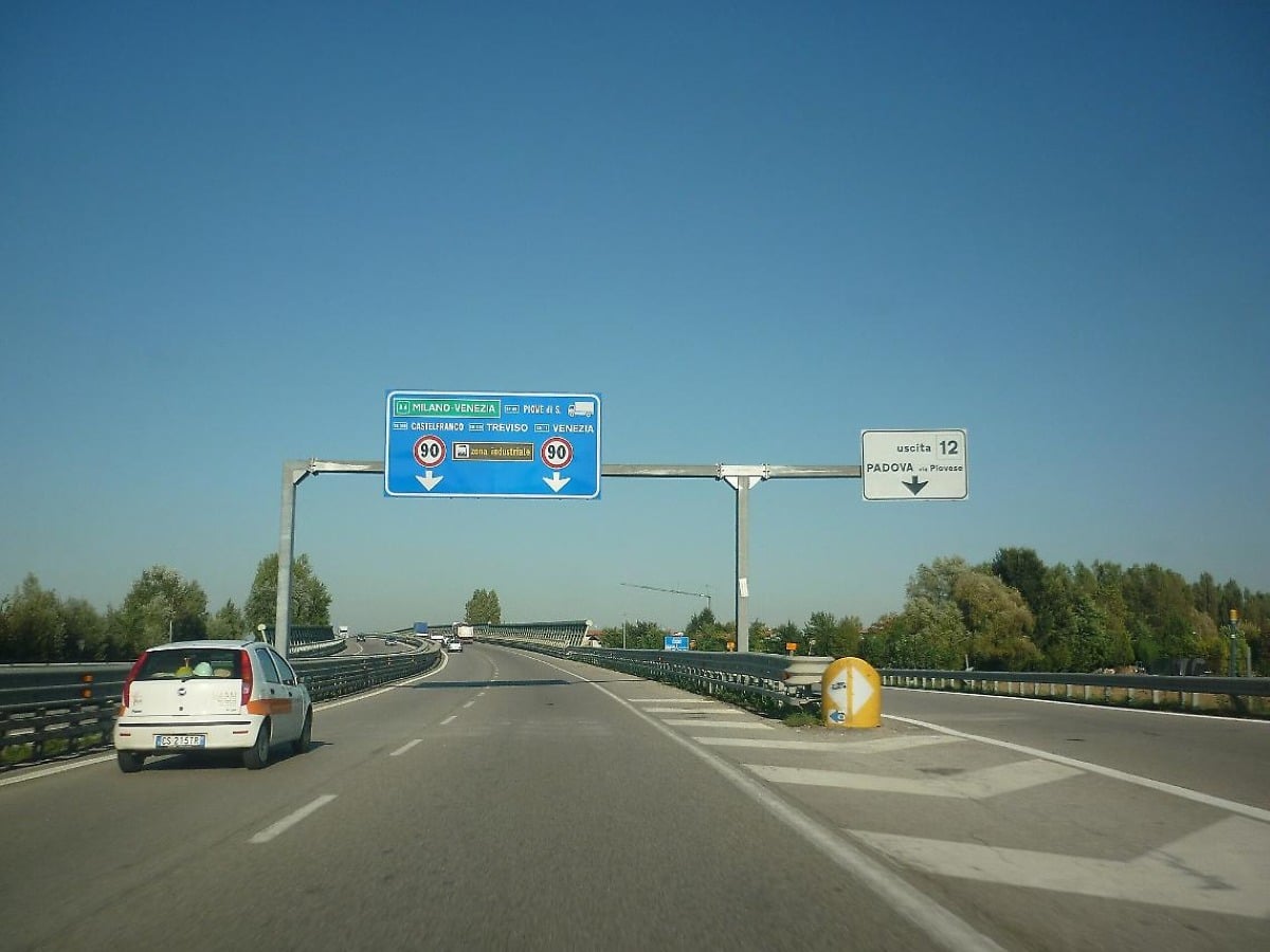 Ciclista procede contromano in tangenziale: era un 83enne in stato confusionale - 