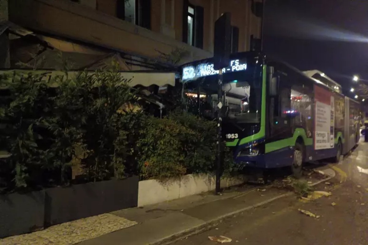Autobus si schianta contro il plateatico di un bar: danni ingenti, passeggeri sotto choc - Ansa