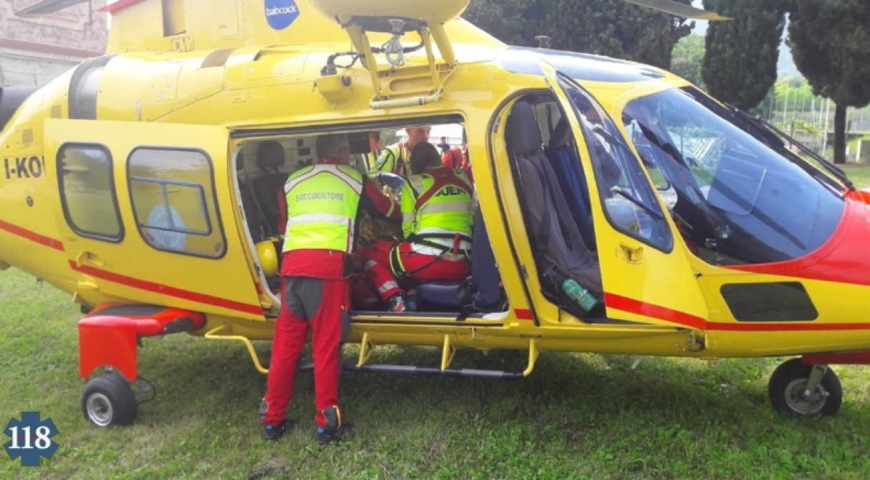 Due studenti investiti dal bus all’uscita da scuola: 14enne elitrasportata in codice rosso - 