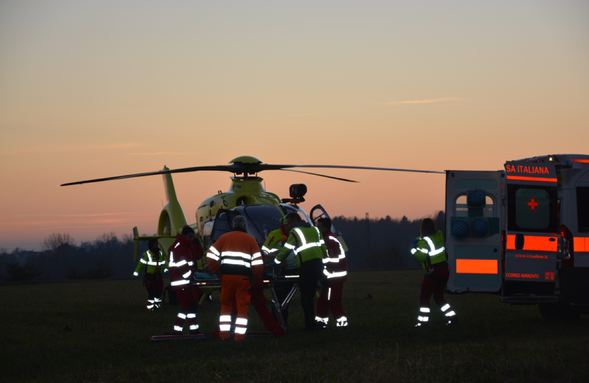 Perde l’equilibrio e cade all’indietro dalle scale: intubato ed elitrasportato a Udine - 