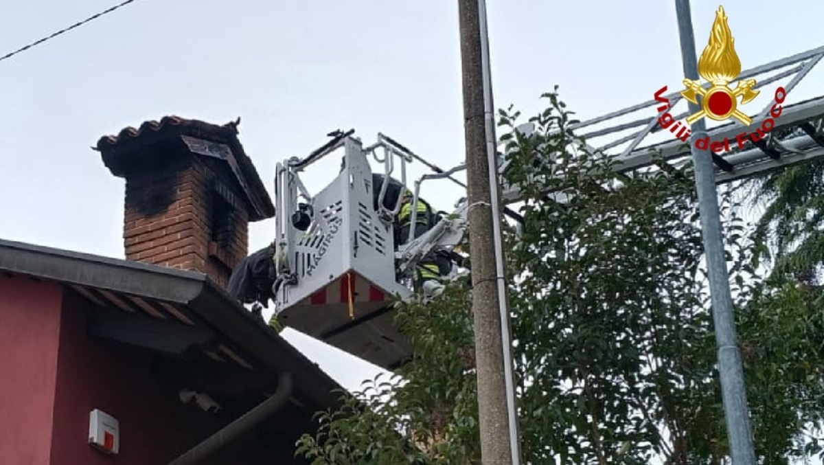 Canna fumaria in fiamme, a rischio il tetto in legno: determinante il rapido intervento dei pompieri - 
