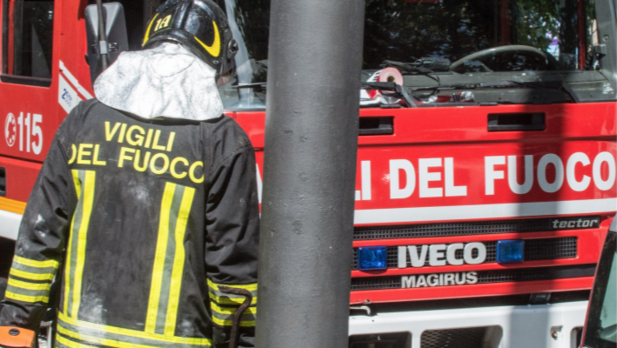 Va a fuoco un ricovero attrezzi, paura per l'abitazione adiacente: 3 ore di intervento dei pompieri - 