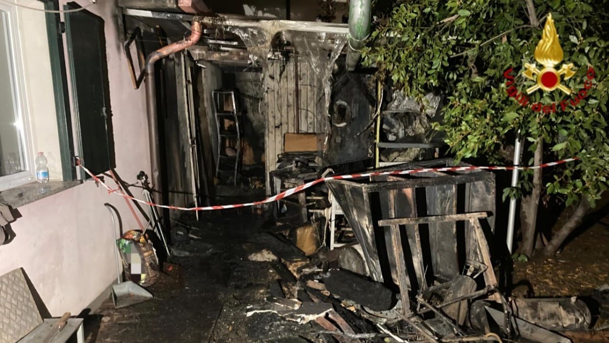Baracca in fiamme nella notte: pompieri al lavoro per 4 ore - 