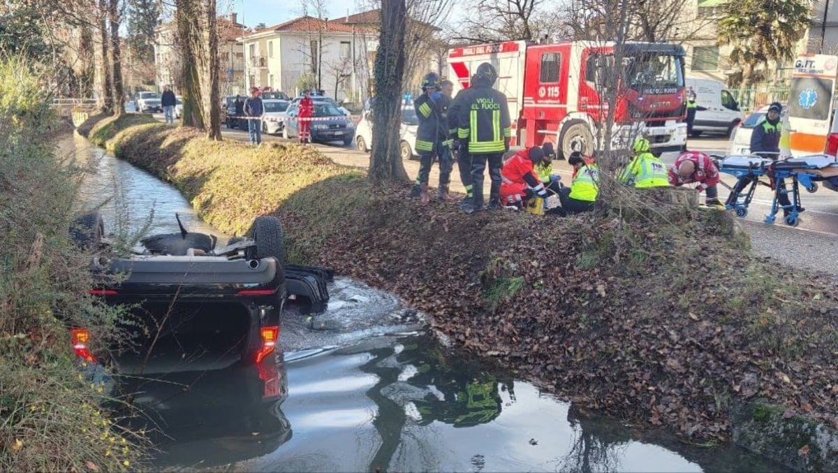 Perde il controllo dell'auto e finisce ruote all'aria nella Roggia di Palma: deceduto un uomo - 