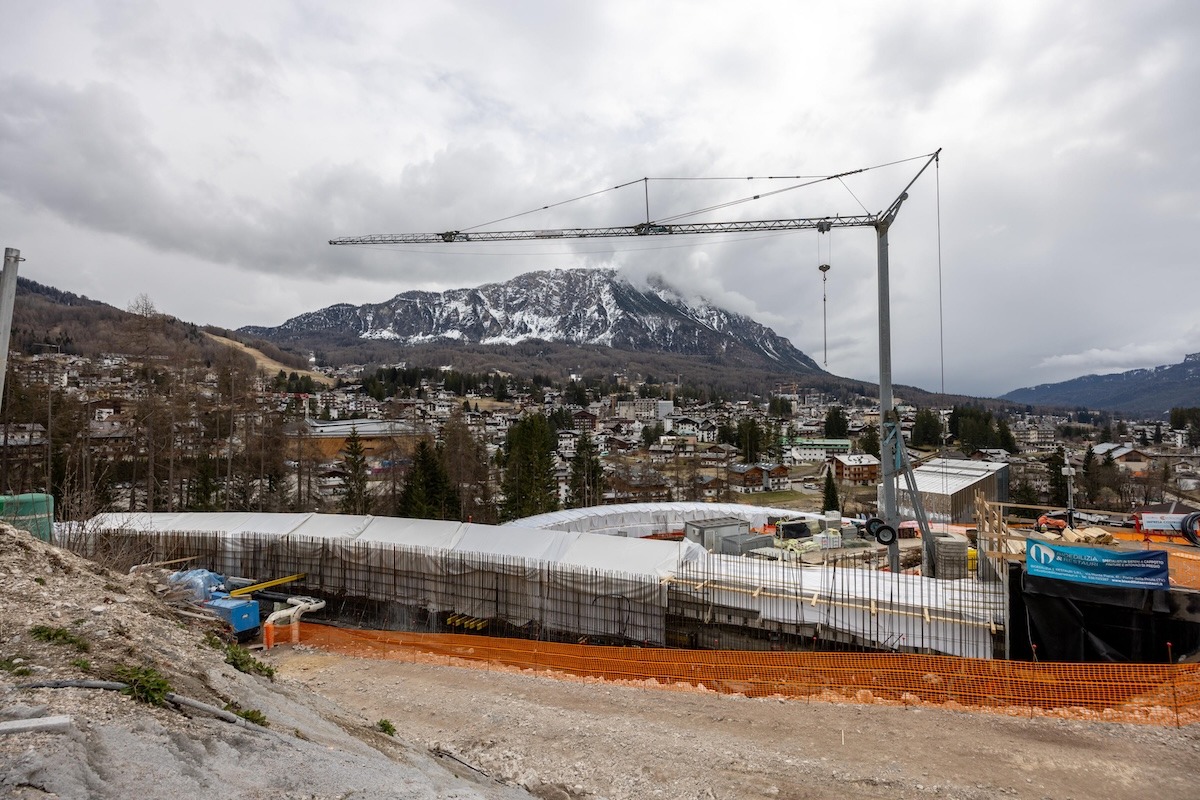Tragedia nel cantiere delle Olimpiadi invernali: muore vigilante 55enne, cosa sappiamo - 