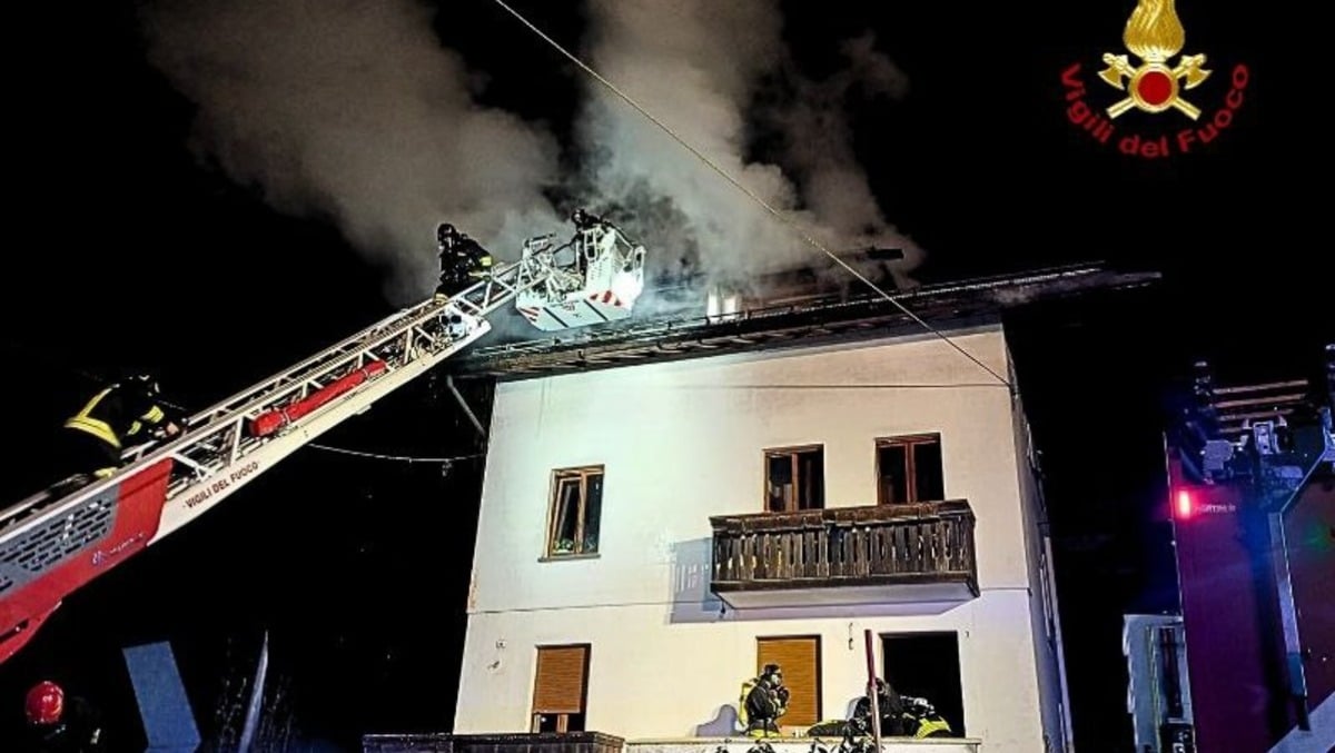 Mansarda avvolta dalle fiamme: evacuata una famiglia, maxi dispiegamento di mezzi - 