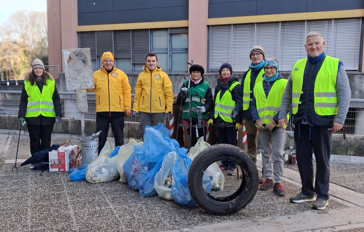 “Puliamo i quartieri” torna a Pordenone: volontari sfidano il gelo e raccolgono rifiuti