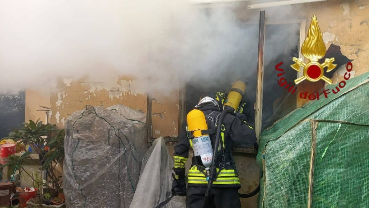 In pochi istanti la cucina invasa dalle fiamme e dal denso fumo: abitazione inagibile - 