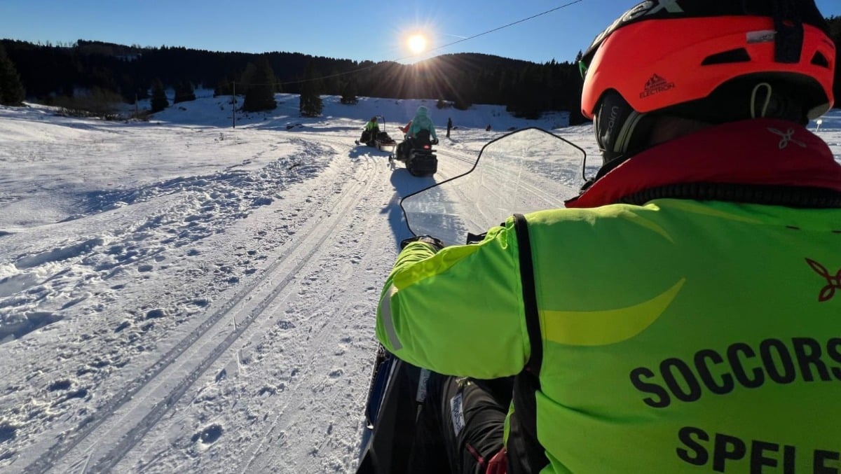 78enne cade sul ghiaccio: l'intervento dei soccorritori in motoslitta - 