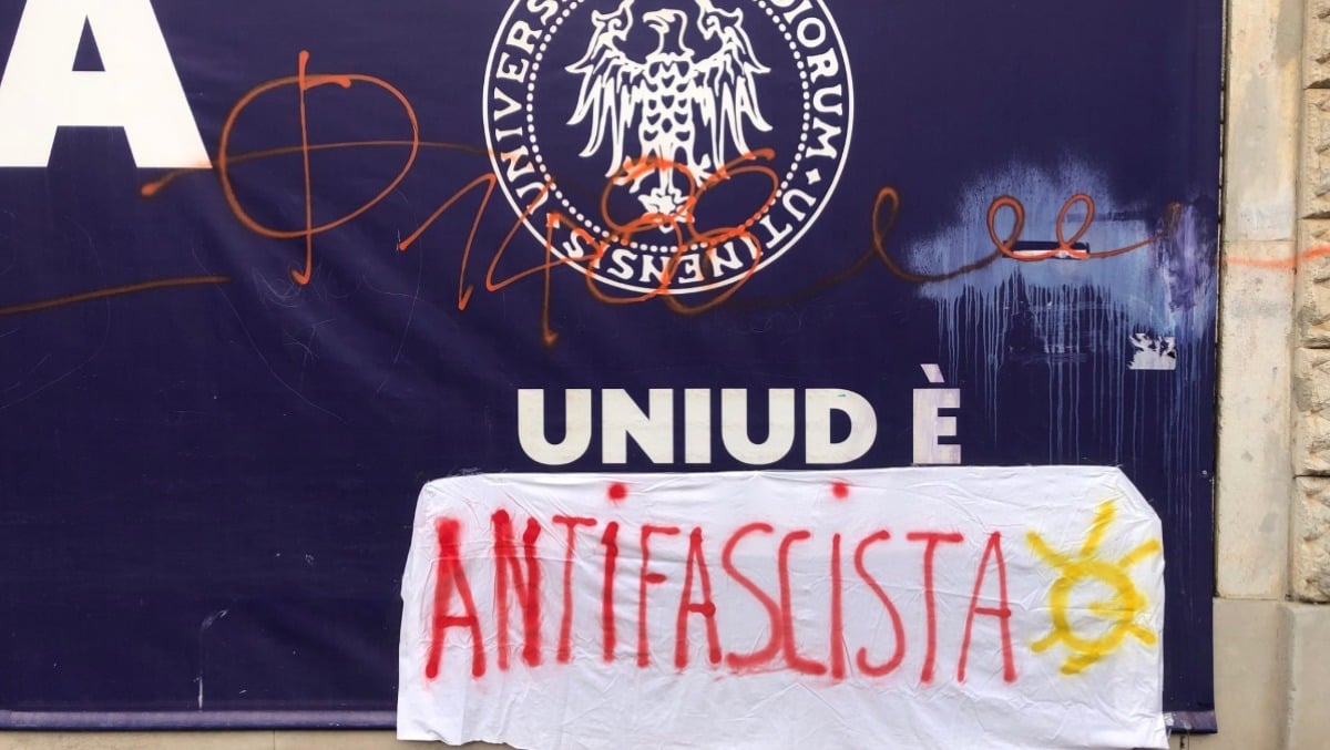 “UniUd è antifascista”: appare un nuova scritta sulla facciata dell’ateneo - 