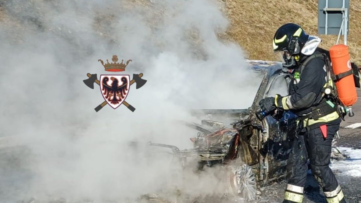 Auto in fiamme sull'A22: fuoco che si propaga oltre il guardrail, veicolo carbonizzato - 