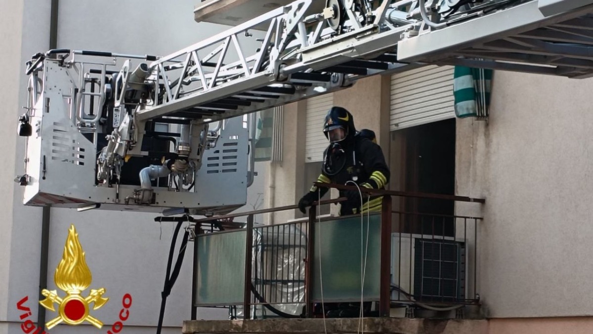 Incendio in appartamento a Mestre, il fumo invade tutto lo stabile: evacuate 20 persone - 