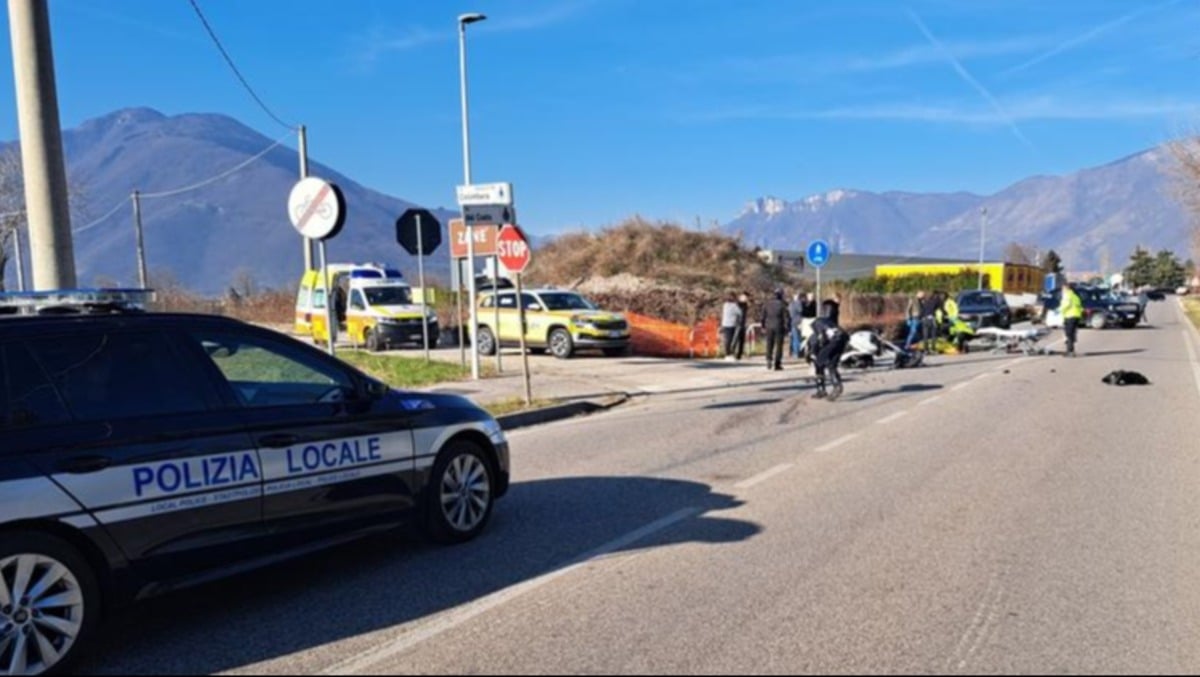 Moto contro camion, gravissimo centauro 30enne: com'è successo - 