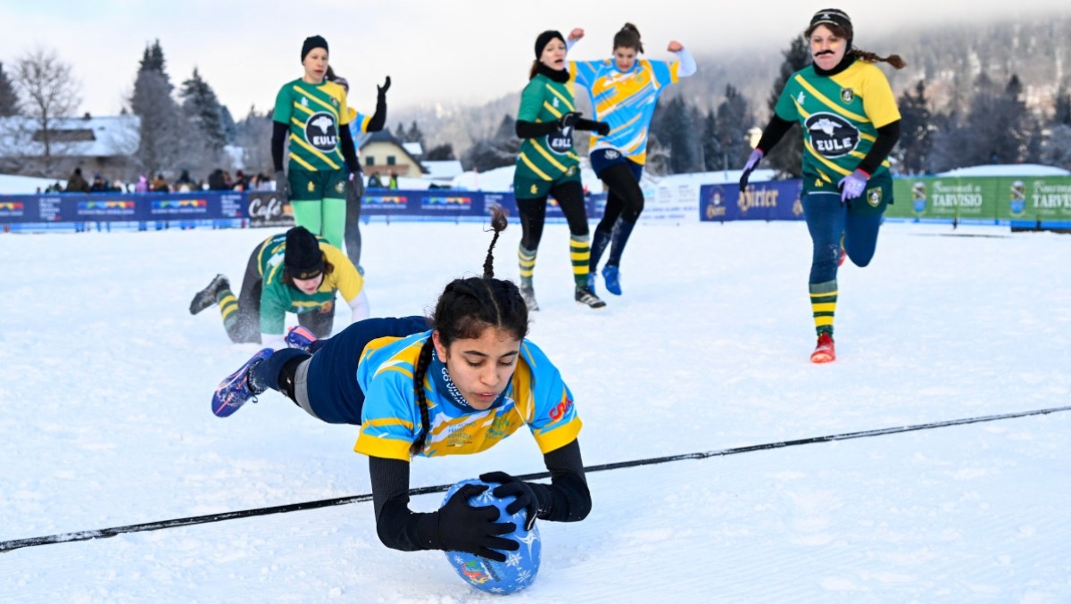 Lo spettacolo sulla neve dello Snow Rugby di Tarvisio conquista il pubblico: edizione da record - 