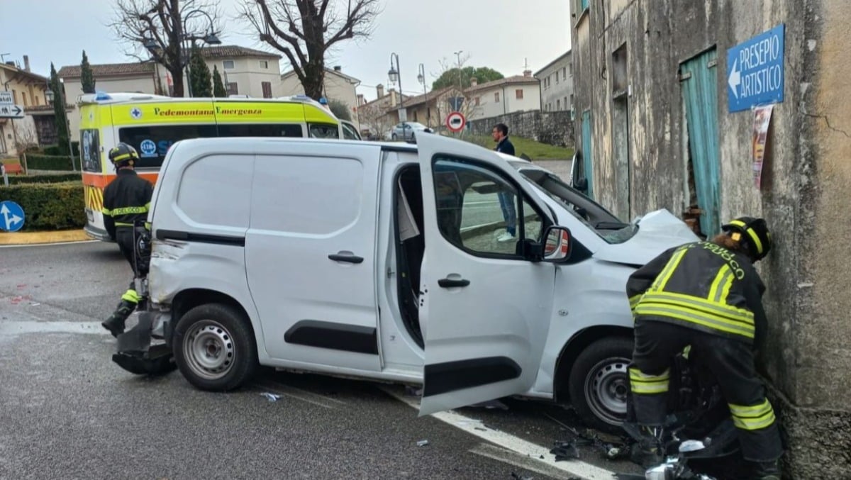 Esce di strada col furgone e si schianta contro un muro: 53enne estratto dalle lamiere, è grave - 