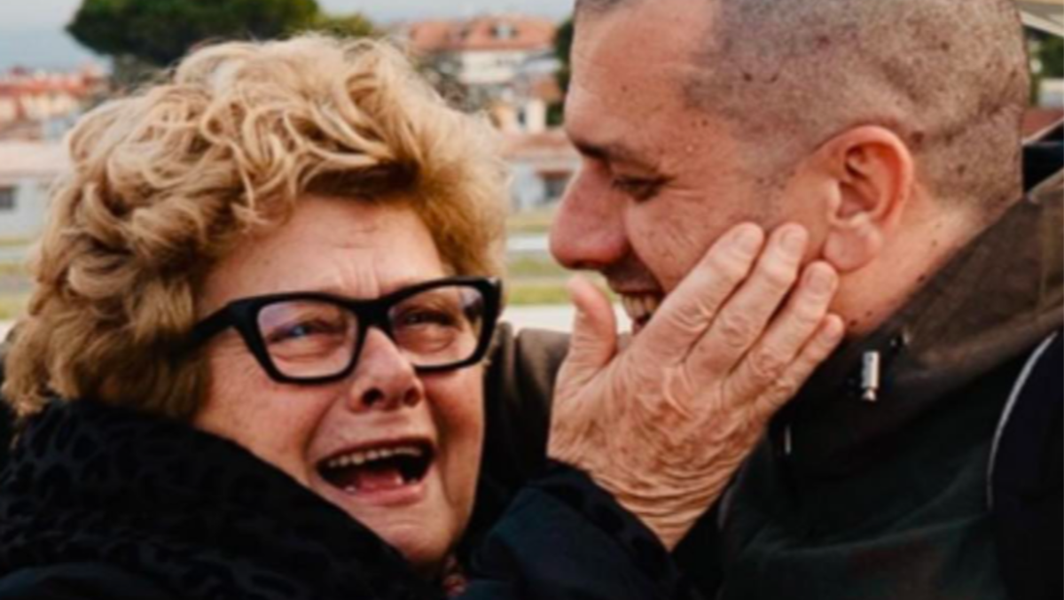 Alberto Trentini è a casa: l'abbraccio con mamma Armanda | FOTO - Alberto Trentini e la mamma Armanda