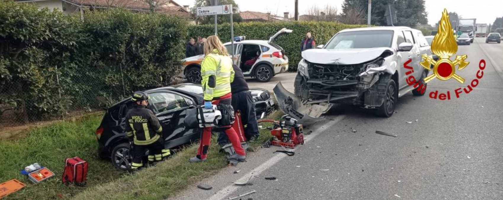 Incidente tra due auto: divaricatori per estrarre una persona | FOTO - Le immagini dell'incidente stradale