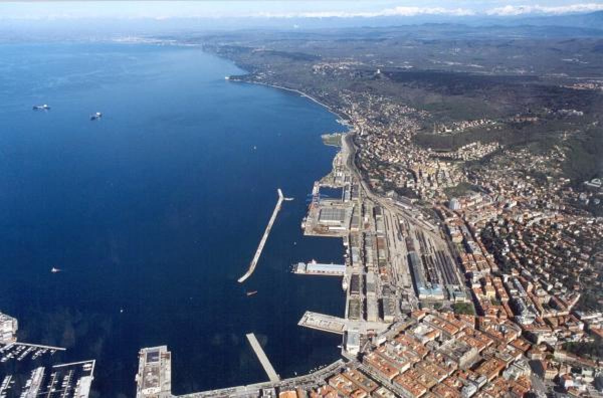  Quando il Carso scende al mare: il porto di Trieste e il confine invisibile tra natura e storia - Foto: Gigi26970/Wikipedia