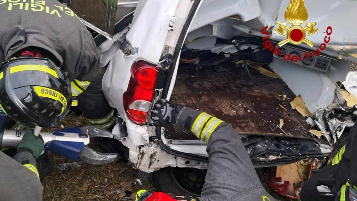 Terribile scontro auto-tir, mezzo pesante si ribalta e schiaccia un furgone: un morto - 