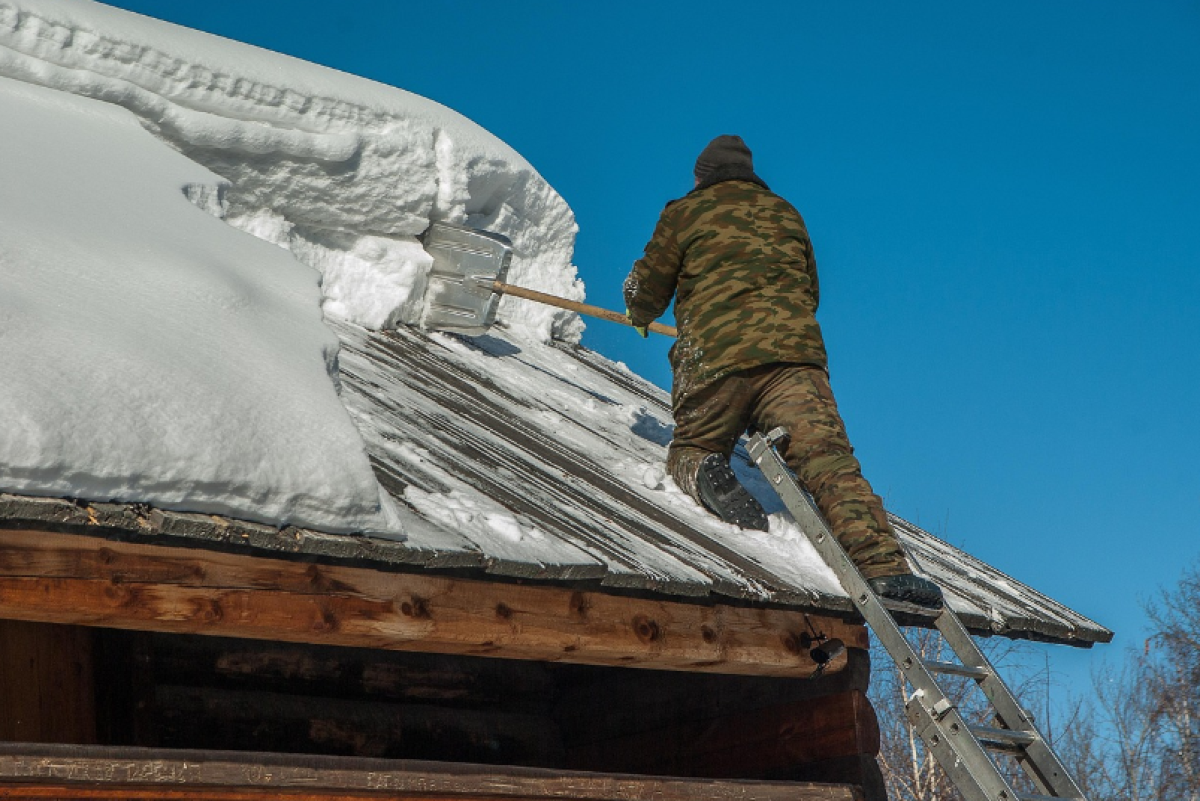 Precipita dal tetto del suo hotel mentre rimuove la neve e muore - Immagine di repertorio